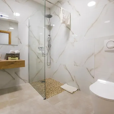 Petraca Sleeps 12 With Pool Air Con And Wifi Mlini