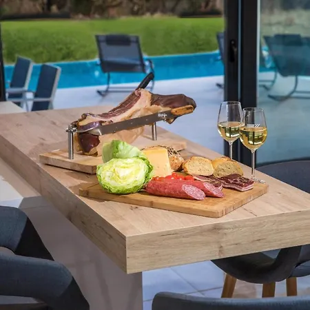 Villa Petraca Sleeps 12 With Pool Air Con And Wifi *