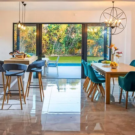 Petraca Sleeps 12 With Pool Air Con And Wifi Vila
